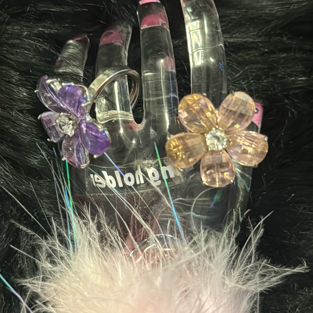 Pink and purple costume jewelry daisy rings